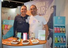 Feijo Blesgraaf en Christoph Kampschulte lieten bij EcoFinia proeven van de iChoc-repen en de nieuwe vegan Vivani repen: Almond Nougat Crisp en Creemy Classic.
